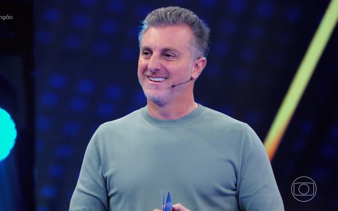 Luciano Huck, de camisa verde, sorri sem jeito durante o Domingão de 17 de setembro de 2023