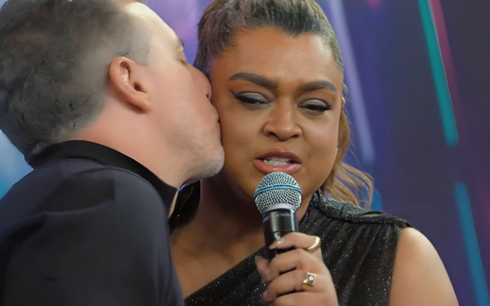 Luciano Huck beija a bochecha de Preta Gil no palco do Domingão