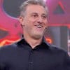 Luciano Huck ri no palco do Domingão durante a Dança dos Famosos