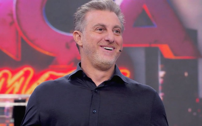 O apresentador Luciano Huck no Domingão com Huck, sorrindo