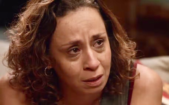Thalita Carauta chora e está devastada em cena de Elas por Elas como Adriana