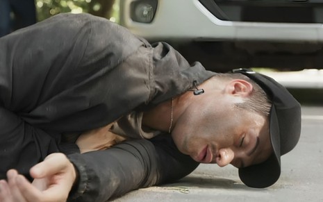 Francisco Vitti como Jairinho caído no chão após ter sido atropelado em cena de Elas por Elas