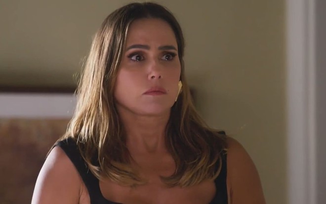 Deborah Secco caracterizada como Lara; ela tem os cabelos castanhos claros na altura dos ombros