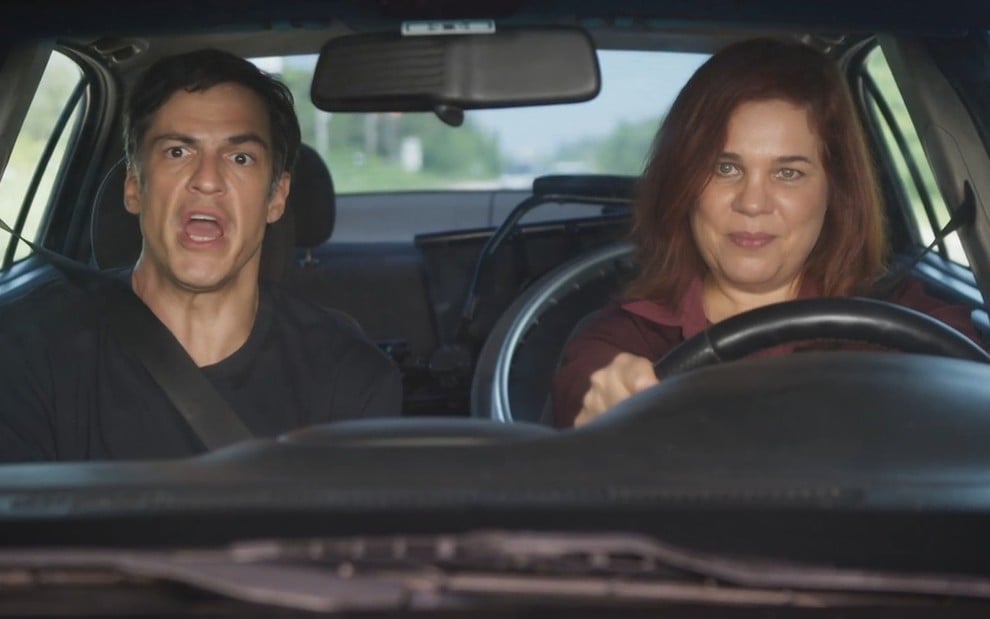 Jonas (Mateus Solano) grita dentro do carro ao lado de Helena (Isabel Teixeira) em Elas por Elas
