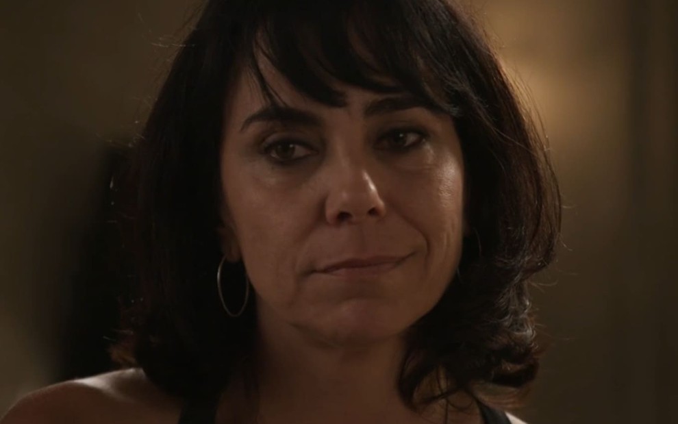 Paula Cohen caracterizada como Miriam; ela dá um sorriso macabro em cena de Elas por Elas