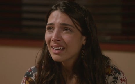 Rayssa Bratillieri está chorando em cena da novela Elas por Elas