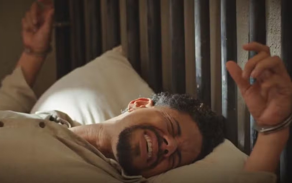 Paulo Lessa está algemado em uma cama em cena como refém em um cativeiro na novela Família É Tudo, da Globo