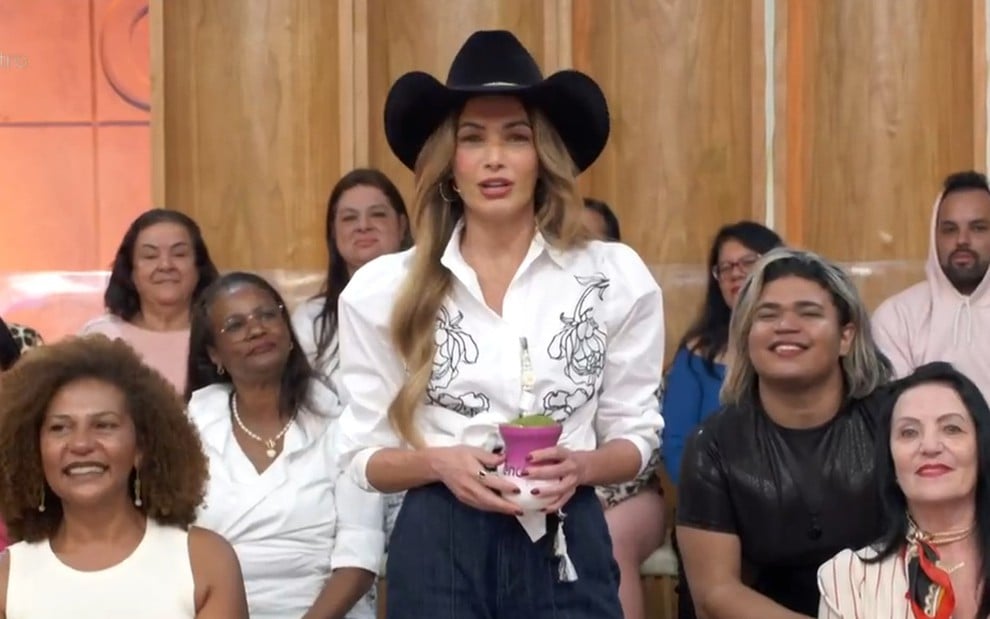 Patrícia Poeta segura chimarrão e usa chapéu de caubói no meio da plateia do Encontro