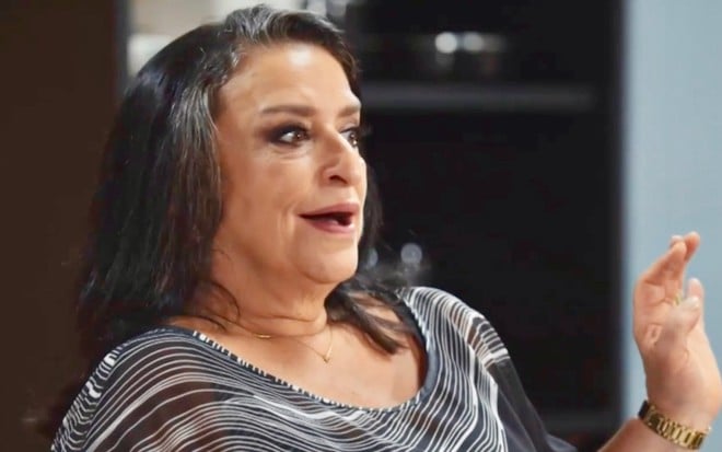 A atriz Grace Gianoukas está animada em cena da novela Família É Tudo, da Globo, como Leda