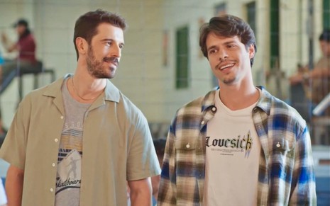 Robson Torinni contracena com Caio Vegatti na novela das sete da Globo, Família É Tudo, como Cláudio e Max