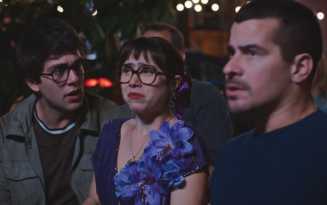 Daphne Bozaski chora, enquanto Daniel Rangel olha para ela preocupado e Thiago Martins parece nervoso em cena de Família É Tudo
