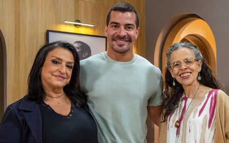 Grace Gianoukas posa ao lado de Thiago Martins e Cristina Pereira em cena de Família É Tudo