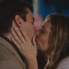 Henrique Barreira e Juliana Paiva se beijam em cena de Família É Tudo