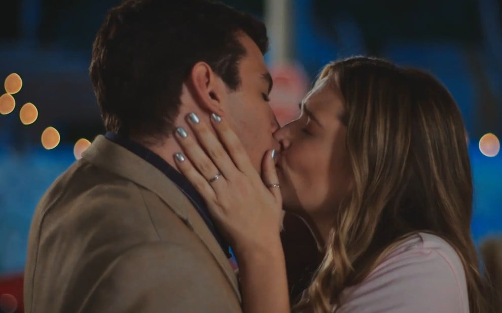 Os atores Henrique Barreira e Juliana Paiva se beijando em cena de Família É Tudo