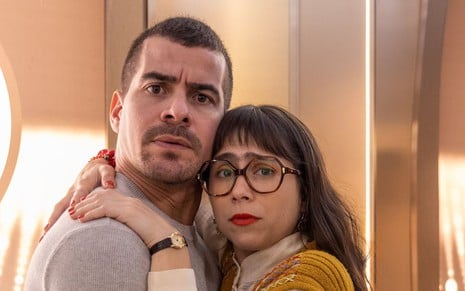 Thiago Martins contracena com Daphne Bozaski em elevador na novela Família É Tudo, da Globo