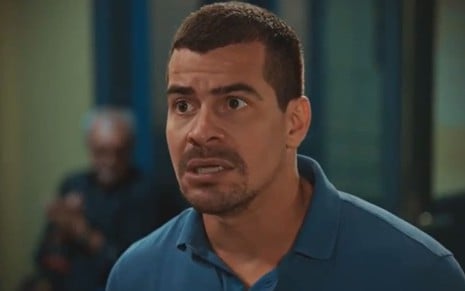 O ator Thiago Martins com expressão preocupada em cena de Família É Tudo