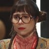 A atriz Daphne Bozaski com expressão triste em cena de Família É Tudo