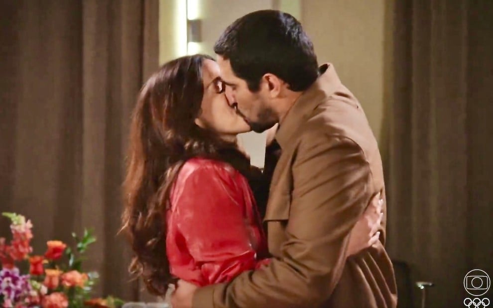 Sabrina Petraglia beija Renato Góes em cena da novela Família É Tudo, da Globo