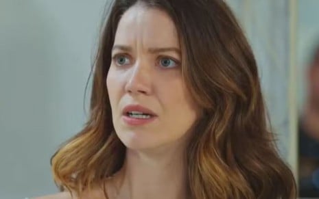 A atriz Nathalia Dill caracterizada como Vênus, com expressão de surpresa, em cena de Família É Tudo