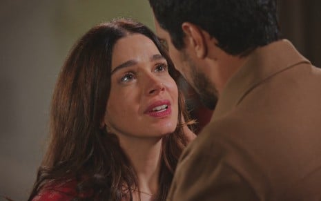 Maya (Sabrina Petraglia) diante de Tom (Renato Góes) em cena de Família É Tudo