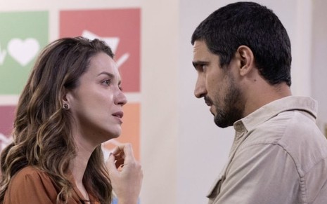 Nathalia Dill contracena com Renato Góes na novela Família É Tudo, da Globo