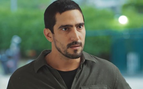 Renato Góes caracterizado como Tom; ele está apreensivo em cena de Família É Tudo
