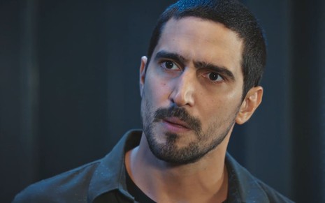 O ator Renato Góes está sério em cena da novela Família É Tudo, da Globo, como Tom
