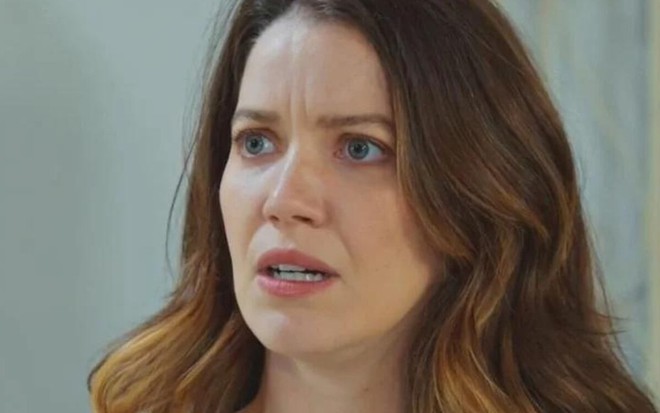 A atriz Nathalia Dill está tensa em cena da novela Família É Tudo, da Globo, como Vênus