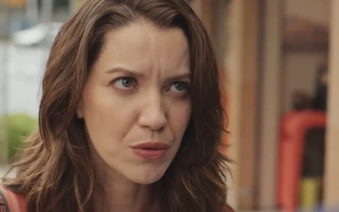 A atriz Nathalia Dill com expressão  séria em cena de Família É Tudo