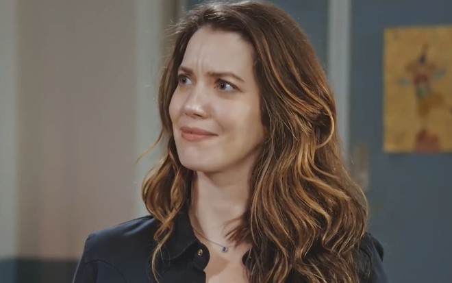 Nathalia Dill caracterizada como Vênus; ela parece estar abalada em cena de Família É Tudo