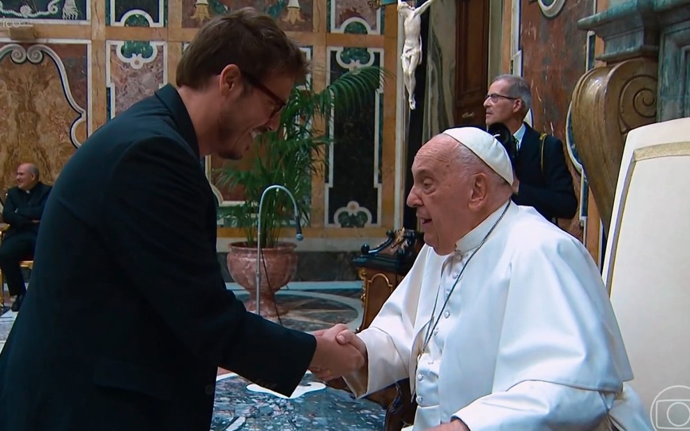 Fábio Porchat aperta a mão do papa Francisco