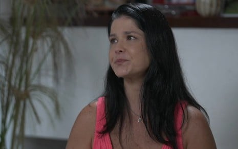 Samara Felippo segura as lágrimas em entrevista ao Fantástico
