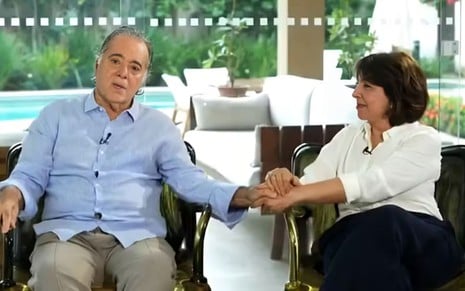 O ator Tony Ramos à esquerda de mãos dadas com a mulher, Lidiane Barbosa, em entrevista ao Fantástico