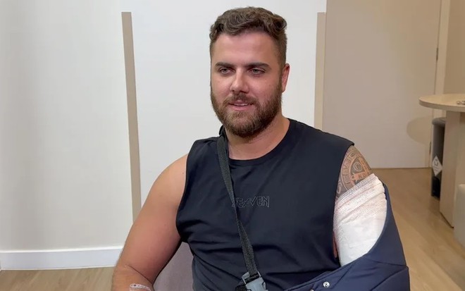 O cantor Zé Neto está com braço em uma tipoia em entrevista ao Fantástico, da Globo
