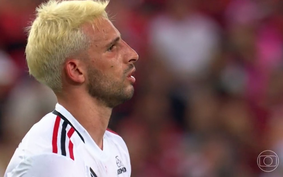 Com os cabelos descoloridos, o atacante Calleri, autor do gol do São Paulo, durante a primeira partida da final da Copa do Brasil, no Maracanã