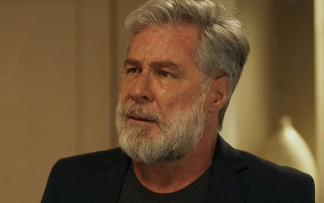 Leopoldo Pacheco caracterizado como César; ele está sério e concentrado em cena de Fuzuê