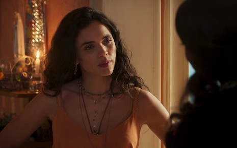 Luna (Giovana Cordeiro) conversa com Maria Navalha (Olivia Araujo) em cena da novela Fuzuê