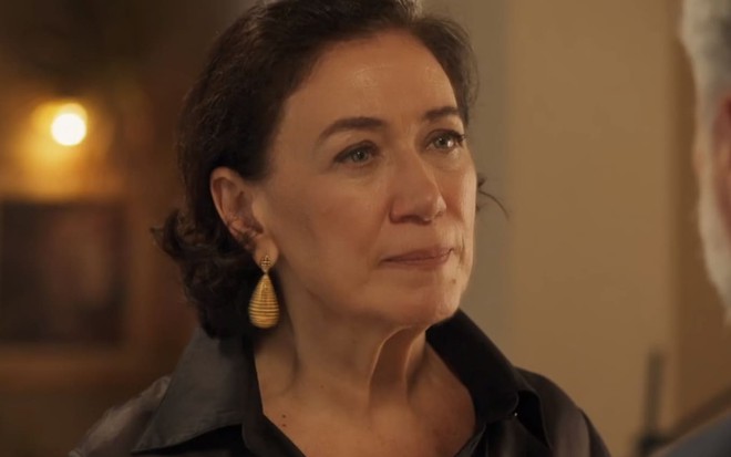 Lilia Cabral caracterizada como Bebel; ela está séria em cena de Fuzuê