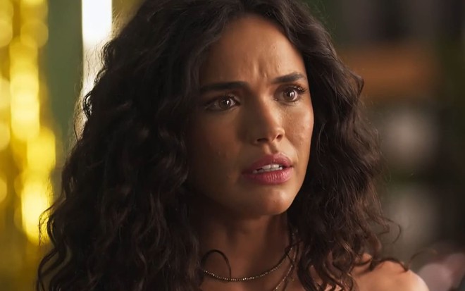 Giovana Cordeiro caracterizada como Luna; ela parece espantada em cena de Fuzuê