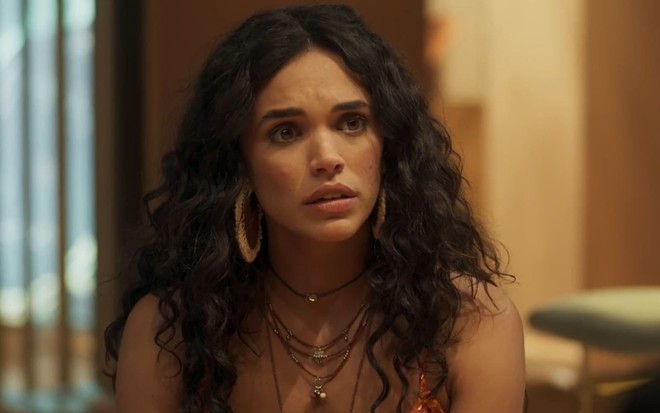 Giovana Cordeiro caracterizada como Luna; ela parece séria em cena de Fuzuê