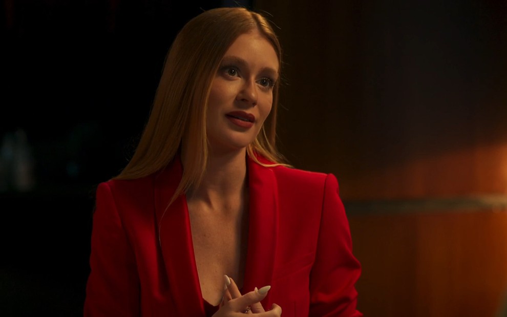 Preciosa (Marina Ruy Barbosa) vestida de vermelho em cena de Fuzuê