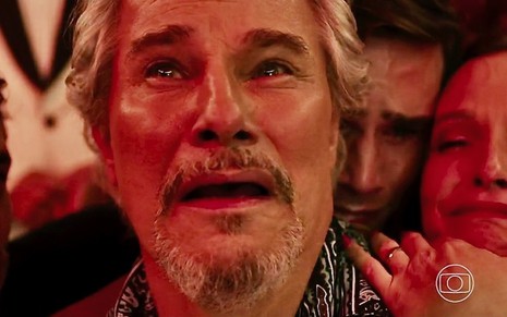 O ator Edson Celulari está em close com cara de choro como Nero em cena da novela Fuzuê, da Globo