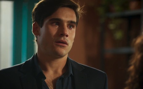 Miguel (Nicolas Prattes) chora em cena de Fuzuê