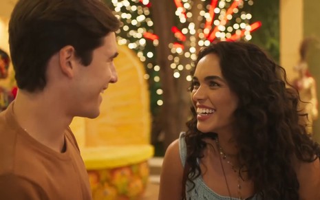 Miguel (Nicolas Prattes) e Luna (Giovana Cordeiro) sorriem em cena de Fuzuê
