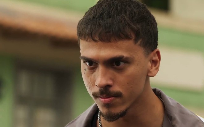 Ruan Aguiar com expressão séria em cena de Fuzuê