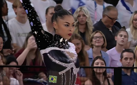 Bárbara Domingos em apresentação na final da ginástica rítmica nos Jogos Olímpicos de Paris