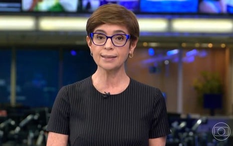 Renata Lo Prete tem expressão séria no Jornal da Globo
