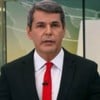 Fábio William tem expressão séria na bancada do Jornal Hoje