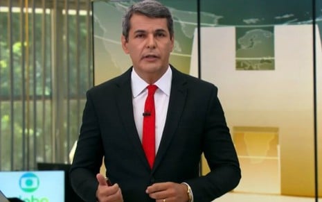 Fábio William tem expressão séria na bancada do Jornal Hoje