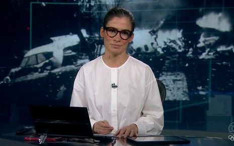 Renata Vasconcellos tem expressão séria na bancada do Jornal Nacional de 9 de agosto de 2024